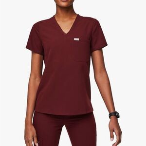 FIGS Women’s Catarina One-Pocket Scrub Top In burgandy XXS